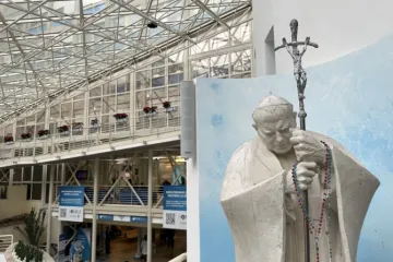 Estátua de João Paulo II Hospital Gemelli.