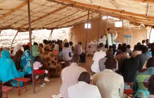 Padre celebra missa no Sudão, antes do início da guerra.