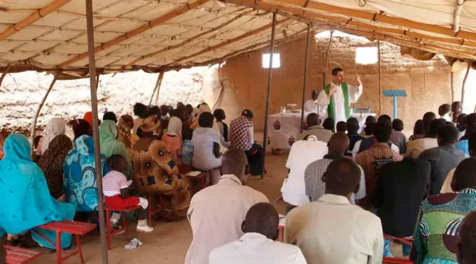 Padre celebra missa no Sudão, antes do início da guerra. ?? 