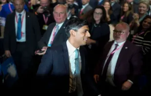 O primeiro-ministro britânico Rishi Sunak após seu discurso durante o último dia da conferência do Partido Conservador na quarta (4), em Manchester, Inglaterra.