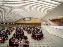 Delegados do Sínodo da Sinodalidade em mesas de discussão na Sala Paulo VI, no Vaticano, em outubro de 2023.