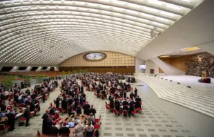 Delegados do Sínodo da Sinodalidade em mesas de discussão na Sala Paulo VI, no Vaticano, em outubro de 2023.