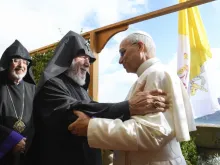 O papa Leão XIV se encontra com o Catholicos Karekin II, patriarca da Igreja Apostólica Armênia, em Castel Gandolfo, Itália, na terça-feira, 16 de setembro de 2025.
