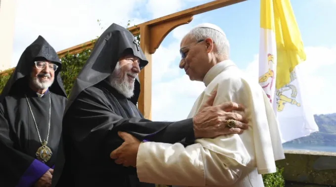 O papa Leão XIV se encontra com o Catholicos Karekin II, patriarca da Igreja Apostólica Armênia, em Castel Gandolfo, Itália, na terça-feira, 16 de setembro de 2025. ?? 