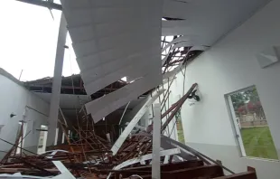 Telhado que desabou na igreja de Sant'Ana e São Joaquim