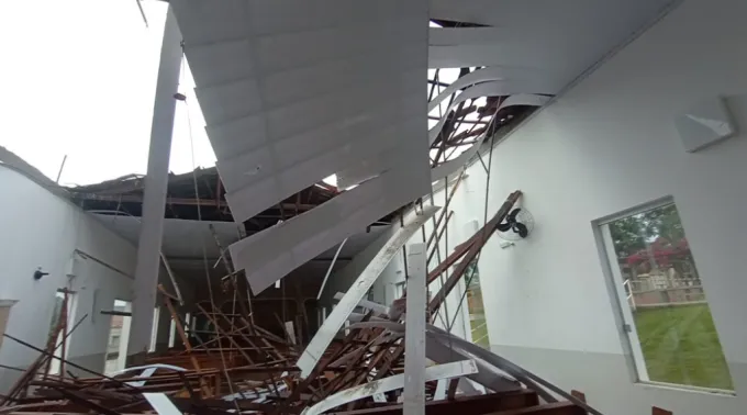 Telhado que desabou na igreja de Sant'Ana e São Joaquim