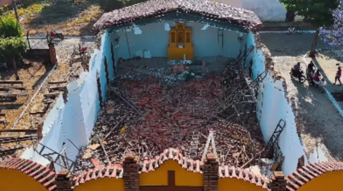 Teto da igreja de São Francisco de Assis, em Porto (PI), desaba