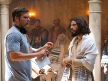 O diretor Dallas Jenkins e o ator Jonathan Roumie, intérprete de Jesus, conversam em gravação de cena de The Chosen.