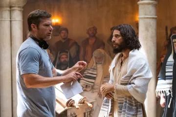 O diretor Dallas Jenkins e o ator Jonathan Roumie, intérprete de Jesus, conversam em gravação de cena de The Chosen.