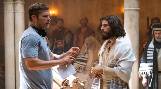 O diretor Dallas Jenkins e o ator Jonathan Roumie, intérprete de Jesus, conversam em gravação de cena de The Chosen. ?? 