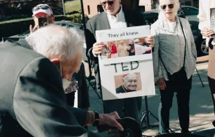 O ex-cardeal Theodore McCarrick chega ao Tribunal Distrital de Dedham, Massachusetts, EUA, para sua acusação, em 3 de setembro de 2021.