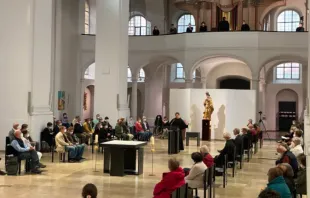 Cerimônia de bênção na Igreja Católica de Santo Agostinho em Würzburg, Alemanha, para uniões, inclusive homossexuais, em 10 de maio de 2021.