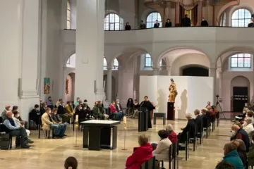 Cerimonia de bênção na Igreja Católica de Santo Agostinho em Würzburg, Alemanha, para uniões, inclusive homossexuais, em 10 de maio de 2021.