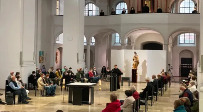 Cerimonia de bênção na Igreja Católica de Santo Agostinho em Würzburg, Alemanha, para uniões, inclusive homossexuais, em 10 de maio de 2021. ?? 