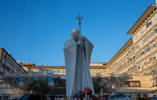 Estátua do papa são João Paulo II em frente ao Hospital Gemelli, em Roma, onde o papa Francisco está internado.