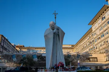 Estátua do papa são João Paulo II em frente ao Hospital Gemelli