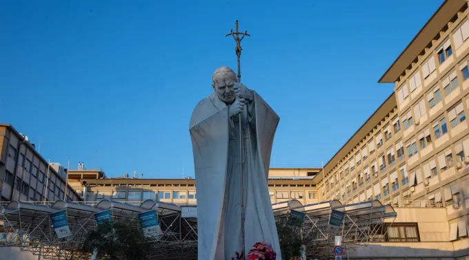 Estátua do papa são João Paulo II em frente ao Hospital Gemelli ?? 