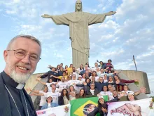 O bispo-auxiliar do Rio de Janeiro (RJ), dom Tiago Stanislaw, com membros da Adoção Espiritual.