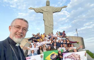 O bispo-auxiliar do Rio de Janeiro (RJ), dom Tiago Stanislaw, com membros da Adoção Espiritual.
