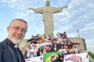 O bispo-auxiliar do Rio de Janeiro (RJ), dom Tiago Stanislaw, com membros da Adoção Espiritual.