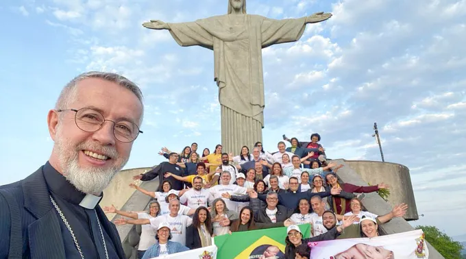 O bispo-auxiliar do Rio de Janeiro (RJ), dom Tiago Stanislaw, com membros da Adoção Espiritual. ?? 