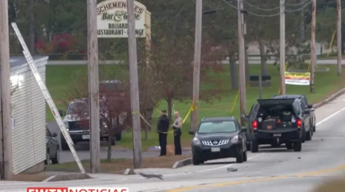 A polícia do lado de fora do restaurante onde ocorreu um dos tiroteios. ?? 