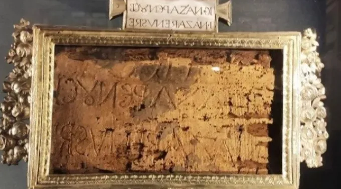 Foto do Titulus Crucis, inscrição que, segundo a tradição cristã, teria sido colocada na Cruz em que Jesus Cristo foi crucificado. Escrito em latim e grego, diz: “Jesus, o Nazareno Rei dos Judeus”. ?? 