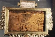 Foto do Titulus Crucis, inscrição que, segundo a tradição cristã, teria sido colocada na Cruz em que Jesus Cristo foi crucificado. Escrito em latim e grego, diz: “Jesus, o Nazareno Rei dos Judeus”.
