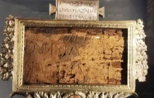 Foto do Titulus Crucis, inscrição que, segundo a tradição cristã, teria sido colocada na Cruz em que Jesus Cristo foi crucificado. Escrito em latim e grego, diz: “Jesus, o Nazareno Rei dos Judeus”.