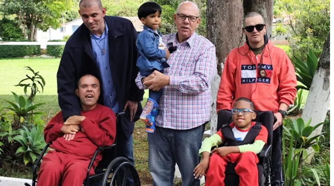 O fundador da Comunidade Jesus Menino com seus filhos adotivos. ?? 