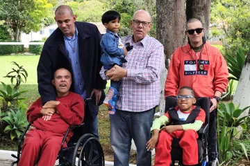 O fundador da Comunidade Jesus Menino com seus filhos adotivos.