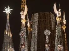 As torres dos quatro evangelistas iluminadas na Sagrada