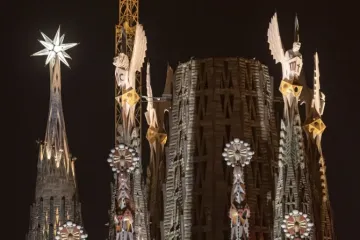 As torres dos quatro evangelistas iluminadas na Sagrada
