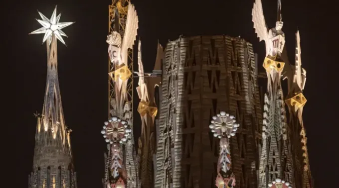 As torres dos quatro evangelistas iluminadas na Sagrada ?? 
