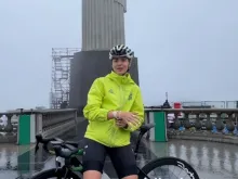 Tota Magalhães com a pulseira da medalha de são Bento