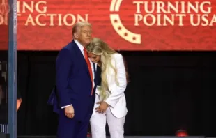 Erika Kirk abraça o presidente dos EUA, Donald Trump, no final do serviço memorial em homenagem a Charlie Kirk em Glendale, Arizona, em 21 de setembro de 2025.