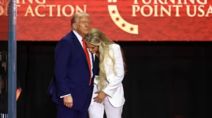 O vice-presidente dos EUA, J. D. Vance, fala no serviço memorial do ativista conservador assassinado Charlie Kirk em Glendale, Arizona, em 21 de setembro de 2025. ?? 