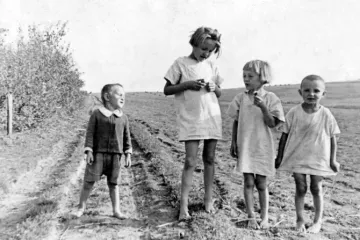 Os filhos da família Ulma no campo.