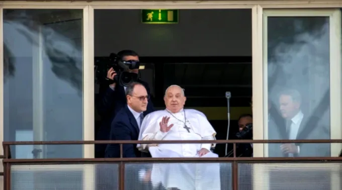 O papa no Gemelli ?? 