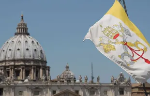Bandeira do Vaticano na Praça de São Pedro