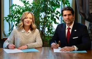 Giorgia Meloni e Eduardo Verástegui assinam acordo em Roma para combater o tráfico de crianças.