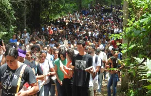 Milhares de jovens participam da Via-Sacra da Juventude, em Juiz de Fora (MG)