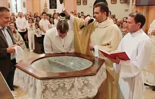 Batismo de Luiz Mar Junior na Vigília Pascal do Santuário Diocesano Nossa Senhora de Lourdes, em Curitiba (PR).