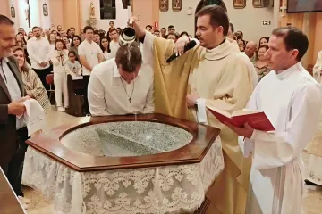 Batismo de Luiz Mar Junior na Vigília Pascal do Santuário Diocesano Nossa Senhora de Lourdes, em Curitiba (PR).