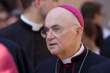 Arcebispo Carlo María Viganò desafia intimação da Santa Sé e insiste em acusação contra o papa Francisco.