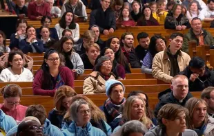 Alguns fiéis presentes na Vigília Nacional de Oração pela Vida, que antecede a Marcha pela Vida 2024, que será realizada hoje (19)