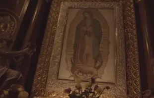 Nossa Senhora de Guadalupe e à esquerda uma imagem de San Juan Diego
