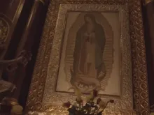 Nossa Senhora de Guadalupe e à esquerda uma imagem de San Juan Diego