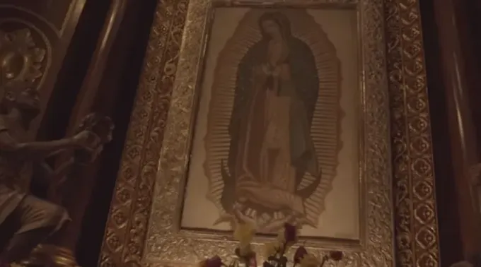 Nossa Senhora de Guadalupe e à esquerda uma imagem de San Juan Diego ?? 