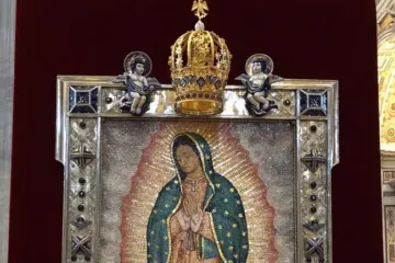 Coroa e moldura da imagem de Nossa Senhora de Guadalupe em sua capela nas grutas do Vaticano.